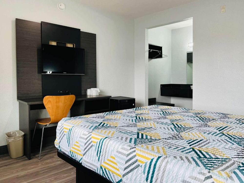 Queen Room interior